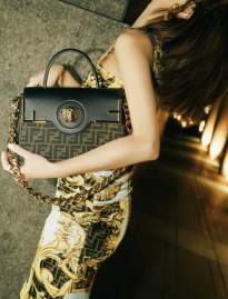 Picture of Versace Handbags _SKUfw232193204fw